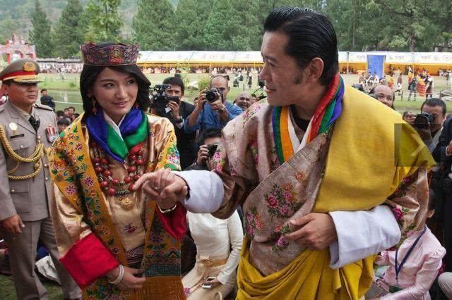 29岁不丹王后二胎临盆，罕见发孕妇照，体重涨到“130斤”