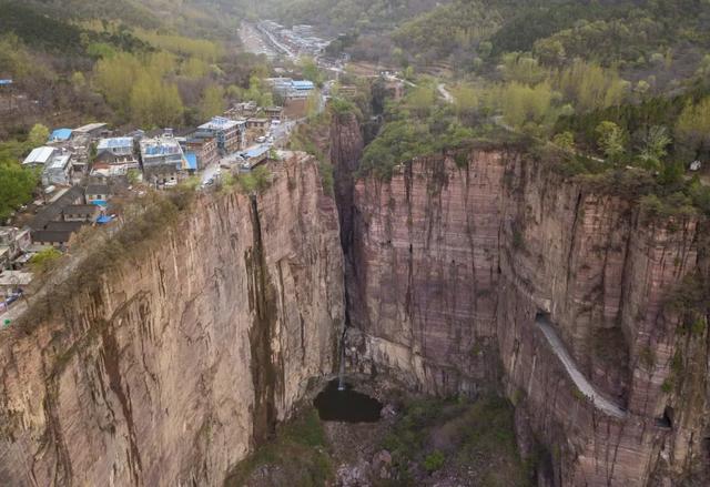 中国十大最美公路，穿山跨湖、盘山迷宫、腾云驾雾…惊险又绝美