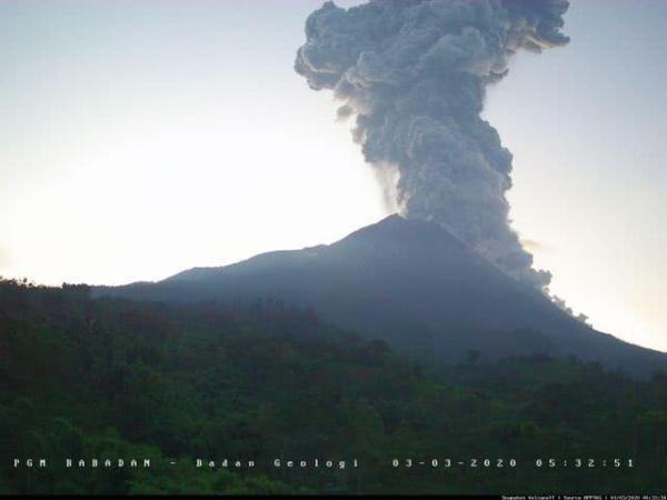 印尼最活跃火山再次喷发 形成6千米高壮观灰柱