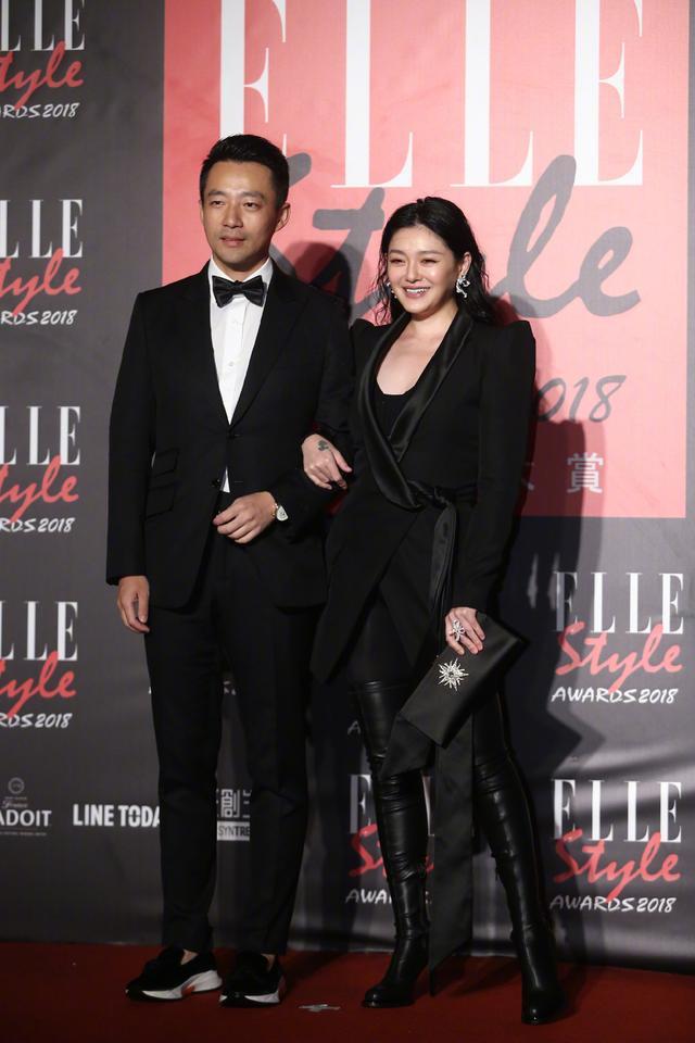 大S胖太多衣品一言难尽,双腿塞进皮裤里,挑战泡泡袖西装更显壮