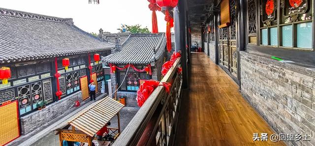 夜宿平遥古城里一家客栈，古色古香的建筑让咱仿佛成了电视剧中人