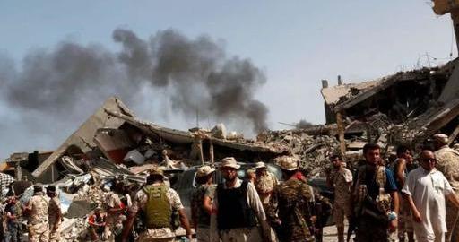 卡扎菲被人击毙之前，逃亡之路太狼狈