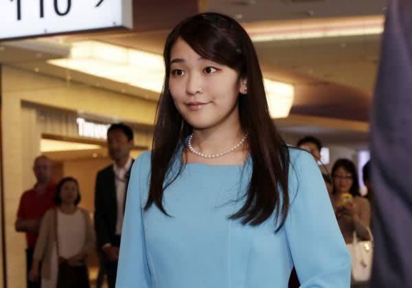真子小室圭让日本皇室头疼，像极了哈里梅根，纪子妃或拗不过公主