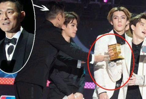 那个面对刘德华弯腰颁奖，不屑一顾单手接过的小鲜肉，现在如何？