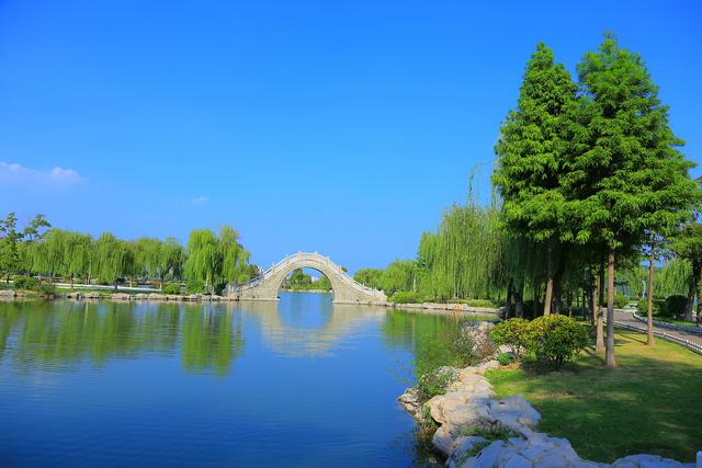 江蘇一個少有人知的湖泊，三面環山，一面臨城，是5A級旅遊景區