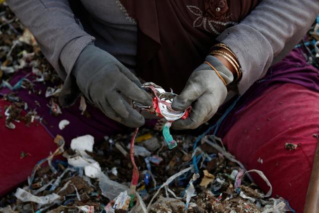 探访印尼垃圾村：喝受污染河水、在垃圾山上生活，却不愿拒绝垃圾
