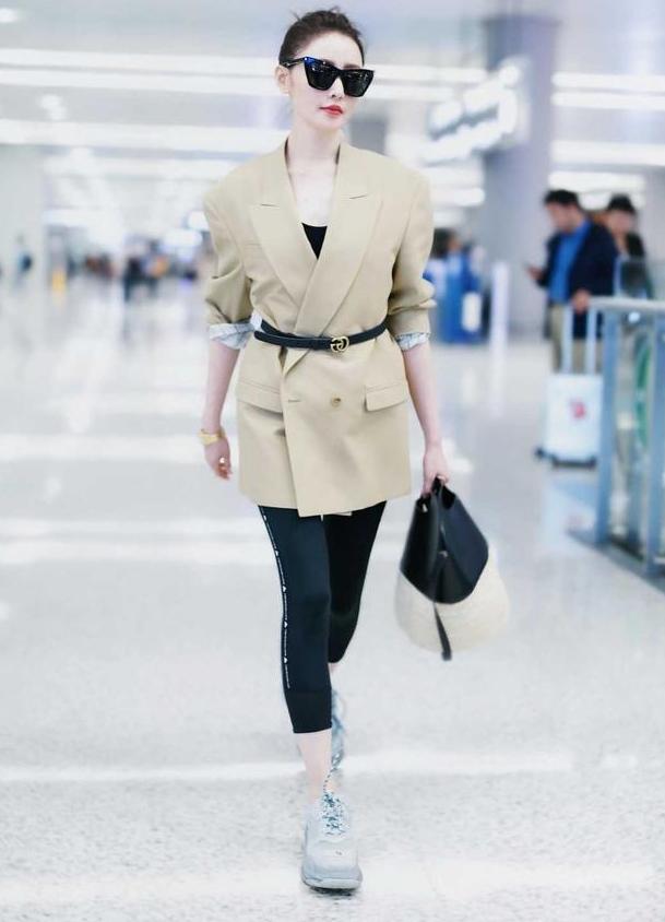 张天爱太自信了，用西装来搭“打底裤”也不丑，普通人不敢这样穿