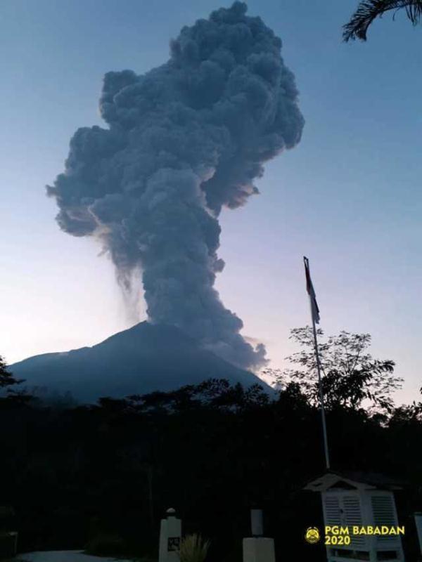 印尼最活跃火山再次喷发 形成6千米高壮观灰柱