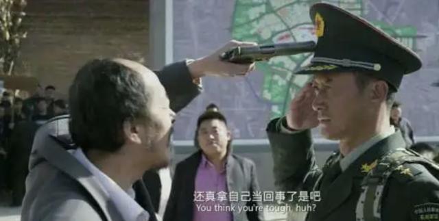战狼2:吴京在踹死开发商前，警察为何不提前开枪？这3点才是关键