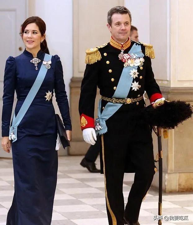 哈裏王子夫婦鬧離家出走，牽扯一連串英國王室背後八卦。太玄幻！