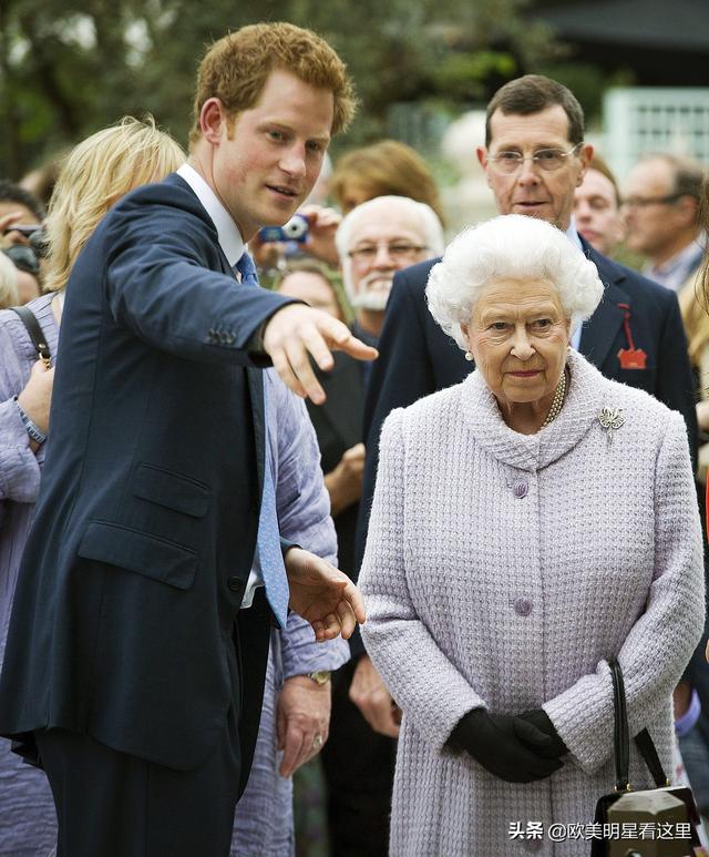 为什么英女王更加宠爱哈里王子，从老照片的温馨时刻见证玄机