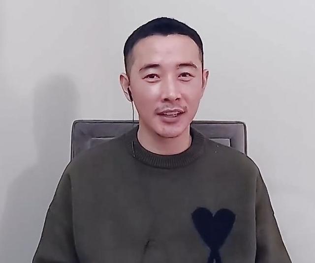 罗晋接受采访,胡子不刮就出镜,尽显沧桑,哪还有男神形象