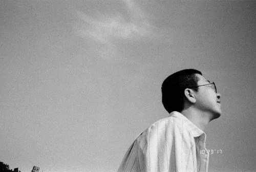 他躺着都能让全国人爆笑，现在站起来了，还想组团忽悠我们？