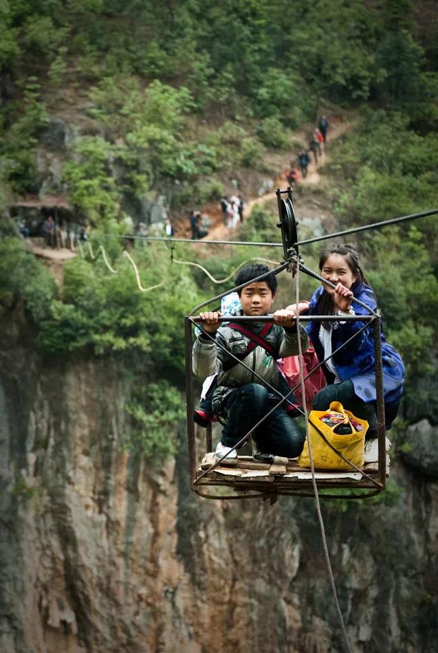 我国是一个多山的国家很多村庄都建在了一些大山里！