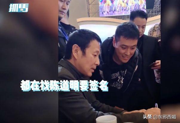 走个路都能上热搜，他凭什么啊