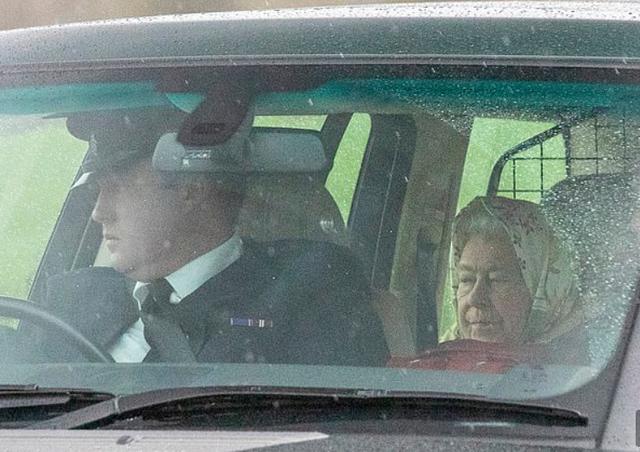 尴尬！英女王例行回家却被拒之门外，保镖推门也不开