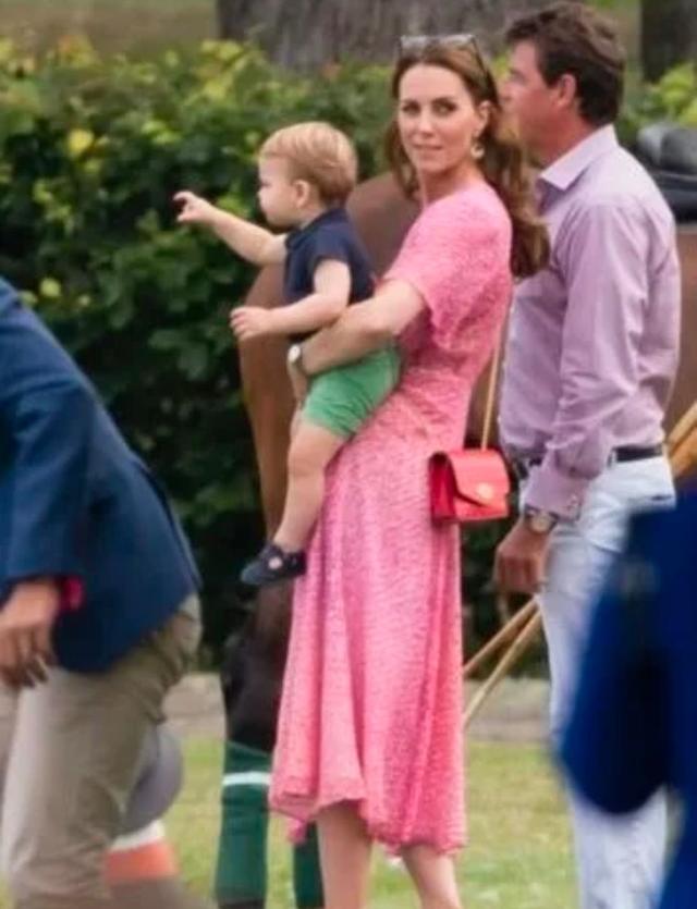 凯特梅根同框较量，全程零交流，梅根主动搭话被无视气坏哈里