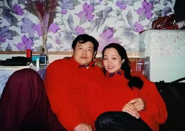 傅彪離世15年，留百萬債務給張秋芳母子，如今她過得怎麽樣了？