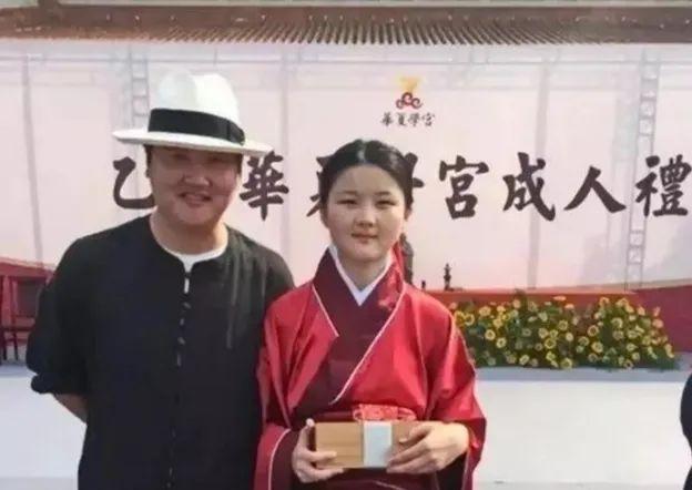 悲哀的买宝瑶：父亲孙楠供继女留学深造，她对继母言听计从被洗脑