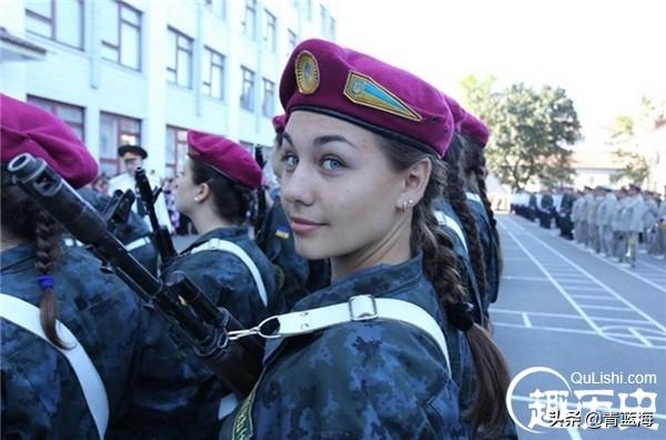 各国女兵方阵谁最美？日本：像刚从写字楼下班的女白领