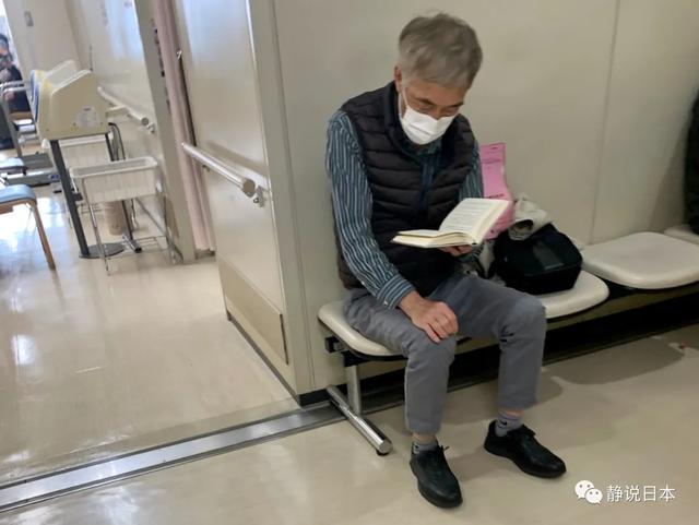 疫情肆虐，日本人爲何還敢坐在醫院走廊裏看書