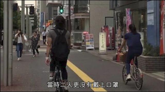 郑伊健夫妇返港，胸前挂空气净化包，被曝欲移居日本惹争议