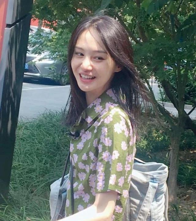 郑爽公开最新动态，圆润得像胖了十斤，网友都说她更美了