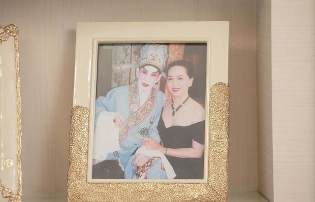 洪金梅长子邓兆尊承诺不卖母亲故居,四兄妹共拥15亿租住永祥大厦