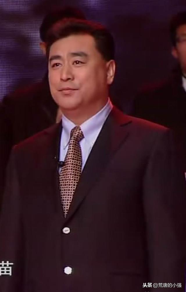 他是清華校長之子，擔任央視主持32年零失誤，如今58歲依然單身