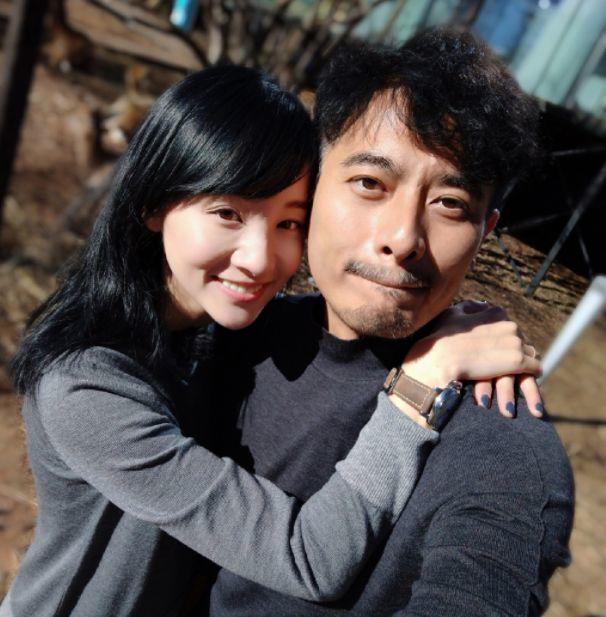 丈夫是知名演员，妻子不温不火，相差十岁5年生两个儿子