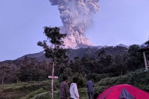 印尼最活跃火山再次喷发 形成6千米高壮观灰柱