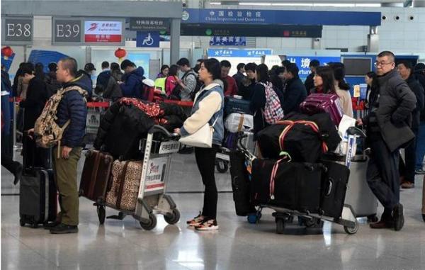 美国疫情防控力度被批,大批美籍华人连夜回国,背后真相是什么?