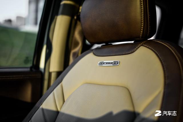 坐上一辆全地形头等舱的豪华皮卡，出发去一万种征途的自由世界