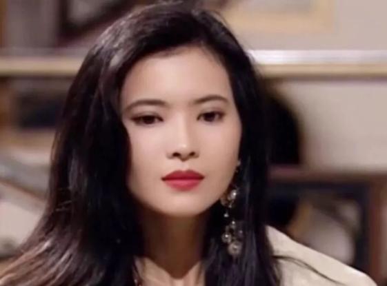 蓝洁瑛：从“女神”到“颠婆”，捡菜叶充饥，死后墓地被烧的焦黑