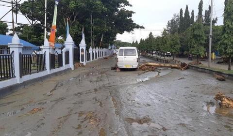 印尼山洪暴发造成至少63人死亡 数十人失踪