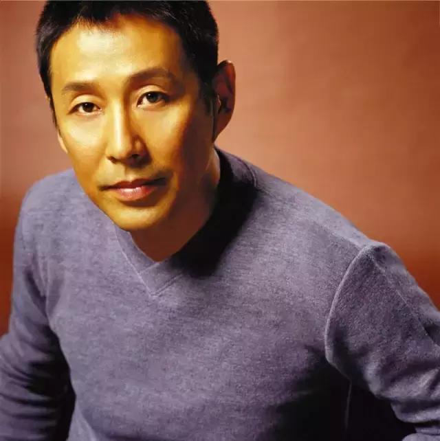 65岁陈道明近照曝光,风度翩翩霸气依旧:他混的根本就不是娱乐圈