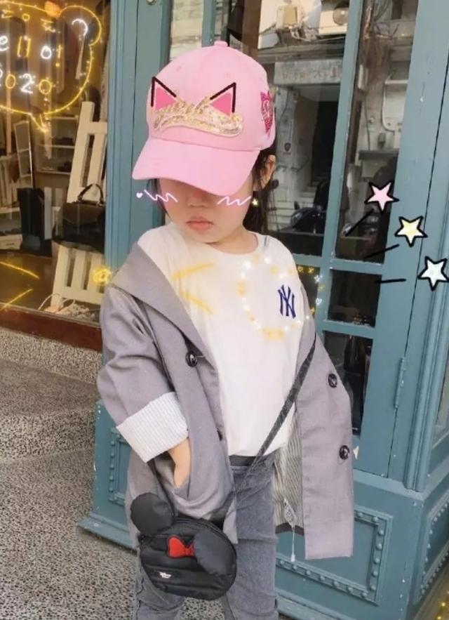 52岁伊能静晒与女儿街拍，亲子装温馨养眼，米粒插兜摆造型