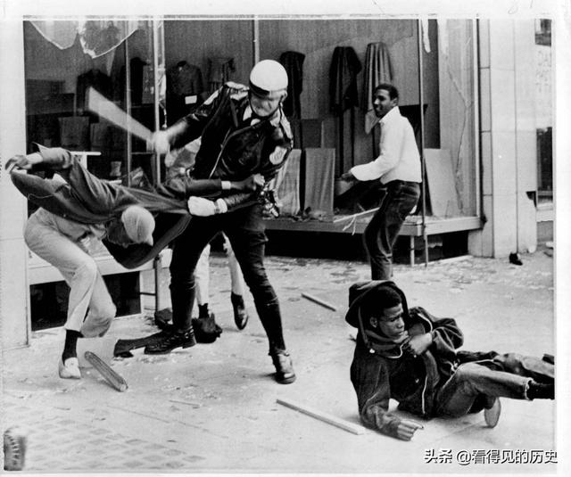 60年代美国种族骚乱，白人警察大战黑人青年，下手可真狠