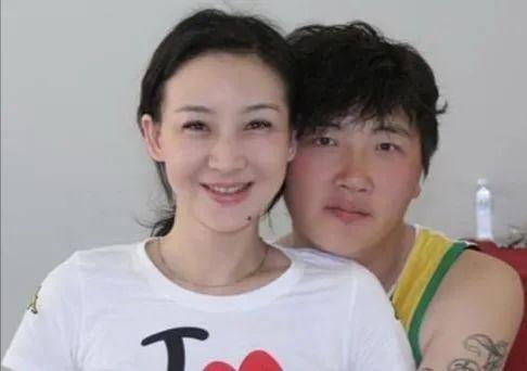 她是孙楠的二婚娇妻，抢走买红妹一双儿女，送继女学女德毁掉人生