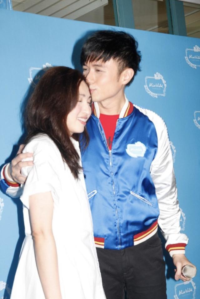 古巨基晒照承认当爸，52岁高龄老婆无惧风险怀胎，群星排队送祝福