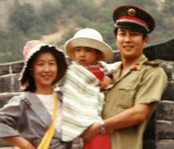 “奶油小生”唐国强情史：前妻为他自缢身亡，他却与壮丽恩爱30年