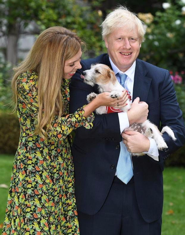 英国首相31岁未婚妻宣布怀孕后首次公开亮相！穿碎花裙挺大肚好美