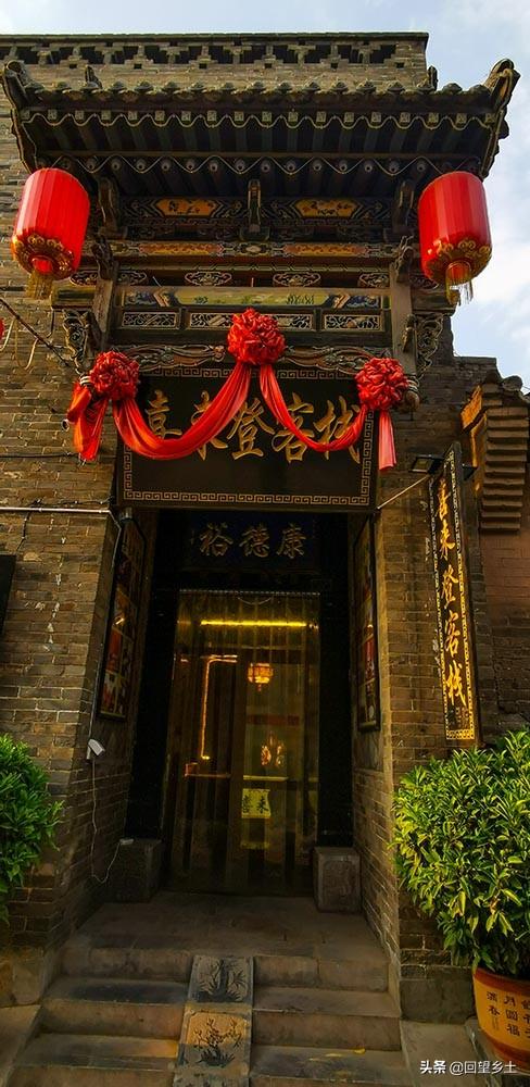 夜宿平遥古城里一家客栈，古色古香的建筑让咱仿佛成了电视剧中人