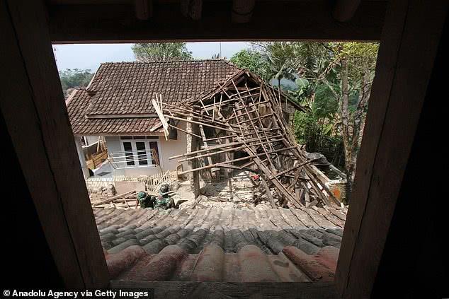 印尼7级强震现场曝光，大量房屋被夷为平地民众在废墟中搜寻财物