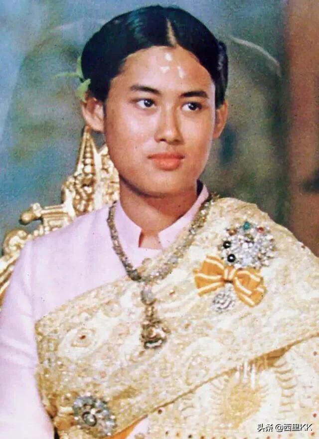 诗琳通不爱戴皇冠，女王储仪式也素雅，可宝石胸针暴露一切