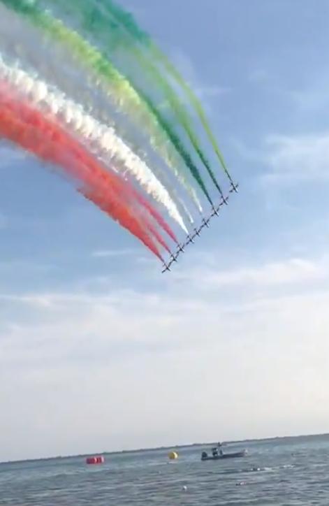 意大利战机高空喷国旗振奋民众精神，配曲：今夜无人入睡眠