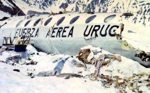 48年前，一架飛機墜毀在3900米高山上，16名乘客堅持73天死裏逃生