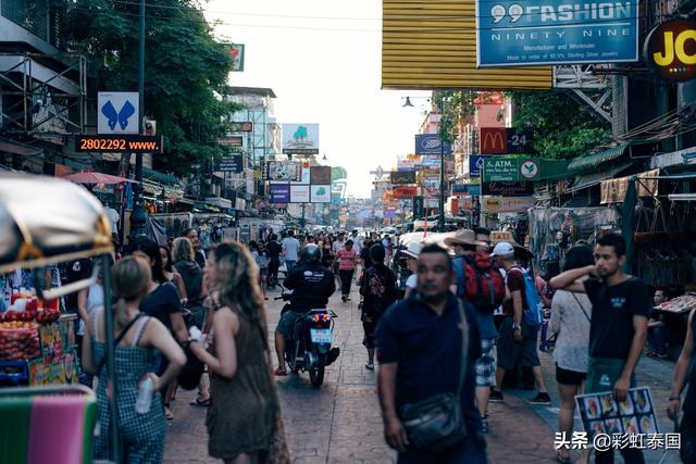 出国旅游为什么老外都是背包客中国人都是团队游？