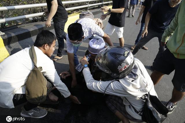 印尼示威者抗议佐科连任总统！与警方发生激烈冲突