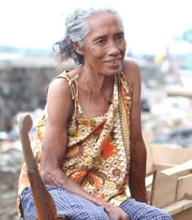 74歲菲律賓老婦潛水拾荒，水中自信大方如美人魚，每天撿13塊養家
